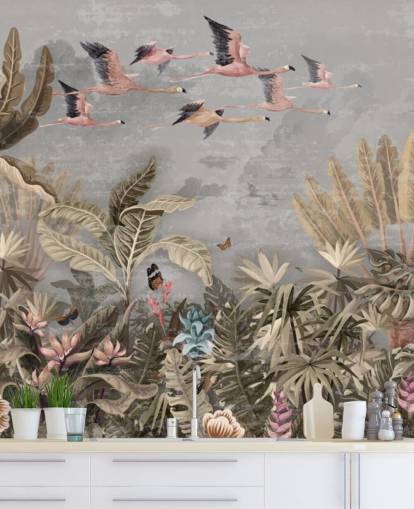 Beige en groene palmbomen en junglebomen met roze bloemen, vliegende roze flamingo met een grijs hemelbehang