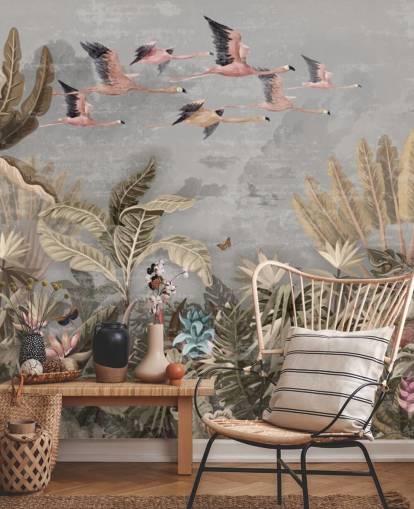 Beige og grønne palmer og jungle træer med lyserøde blomster, flyvende pink flamingo med en grå himmel tapet