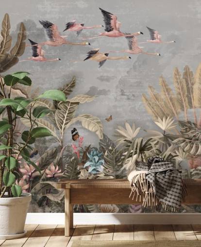 Palme beige e verdi e alberi della giungla con fiori rosa, fenicottero rosa volante con carta da parati con cielo grigio