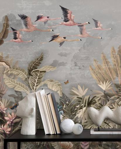 Papel pintado de palmeras y árboles selváticos de color beige y verde con flores rosas, flamencos rosados voladores con un cielo gris