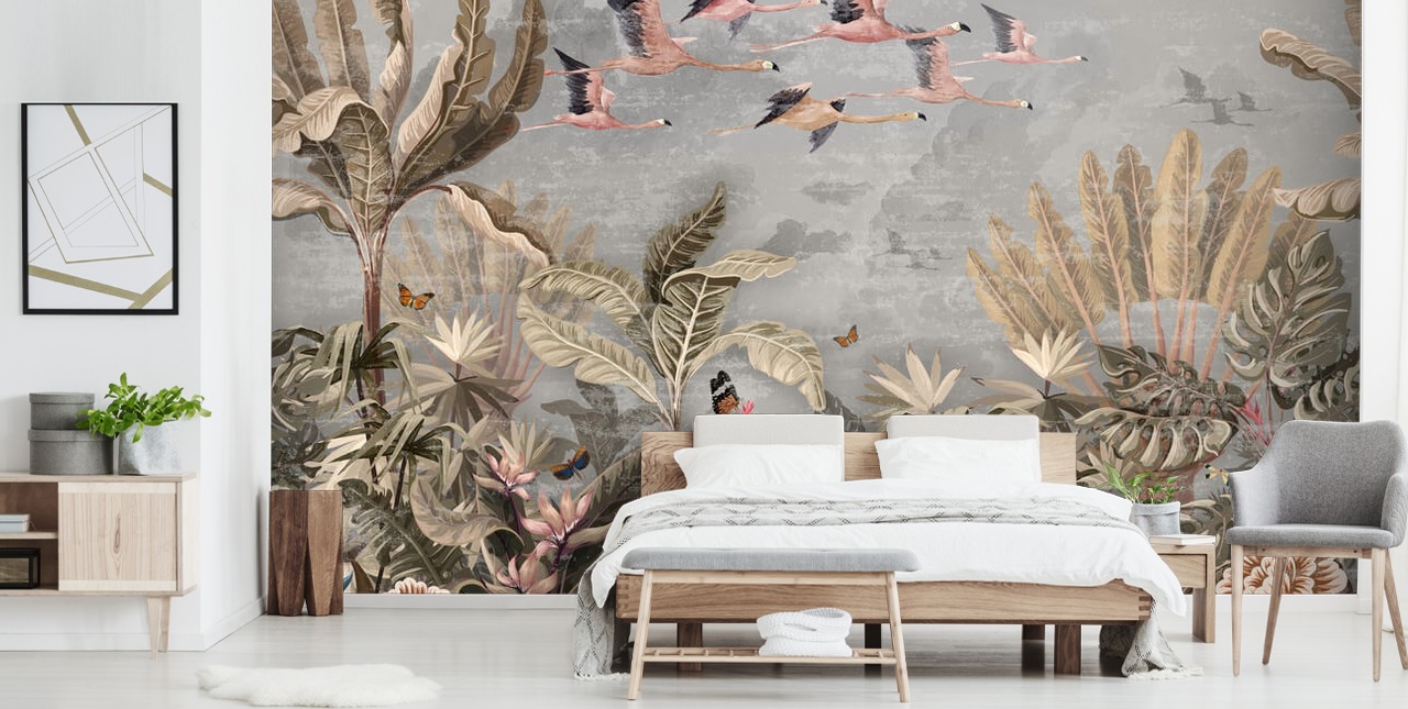 Palme beige e verdi e alberi della giungla con fiori rosa, fenicottero rosa volante con carta da parati con cielo grigio