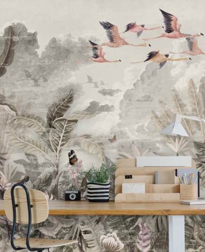 Papier peint de palmiers verts discrets et d'arbres de la jungle avec des fleurs rose clair et des flamants roses volants