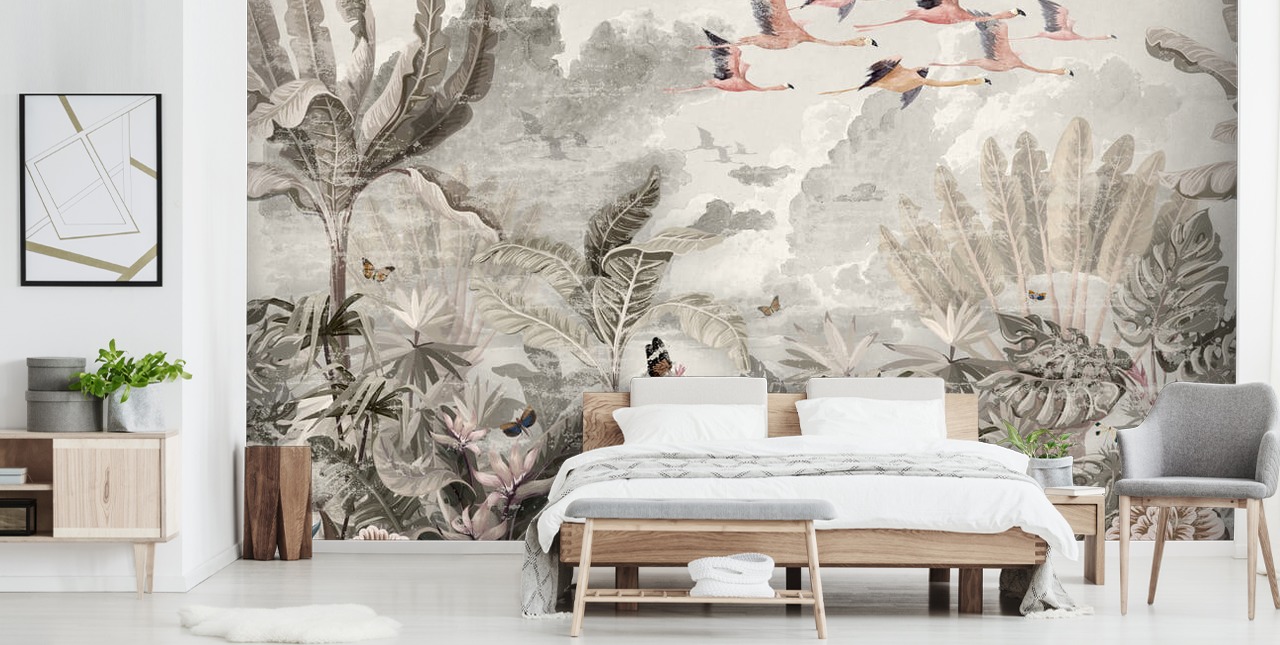 Papier peint de palmiers verts discrets et d'arbres de la jungle avec des fleurs rose clair et des flamants roses volants