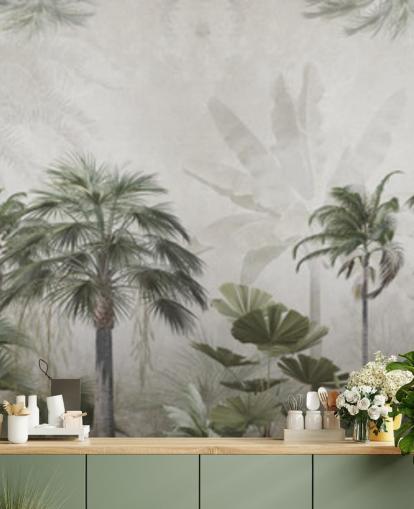 Papel pintado panorámico de selva en verde y gris apagado con palmeras altas