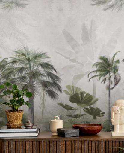Papel pintado panorámico de selva en verde y gris apagado con palmeras altas