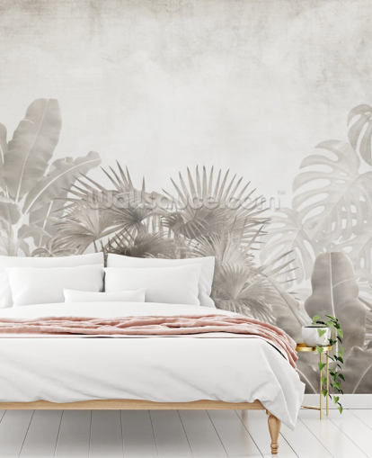 papel pintado de selva de color beige neutro con árboles tropicales y un cielo blanco brumoso