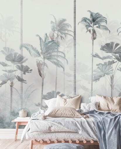 Witte mistige achtergrond met hoog gedempt blauw en groen behang met jungleboomtoppen Witte mistige achtergrond met hoog gedempt blauw en groen behang met jungleboomtoppen