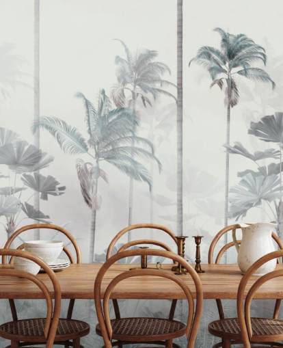 Papel pintado de fondo blanco brumoso con copas de árboles selváticos altos y apagados en azul y verde