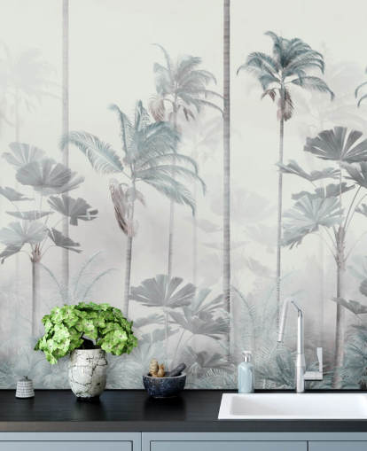 Witte mistige achtergrond met hoog gedempt blauw en groen behang met jungleboomtoppen