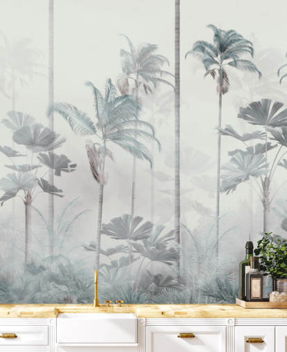 Papel pintado de fondo blanco brumoso con copas de árboles selváticos altos y apagados en azul y verde