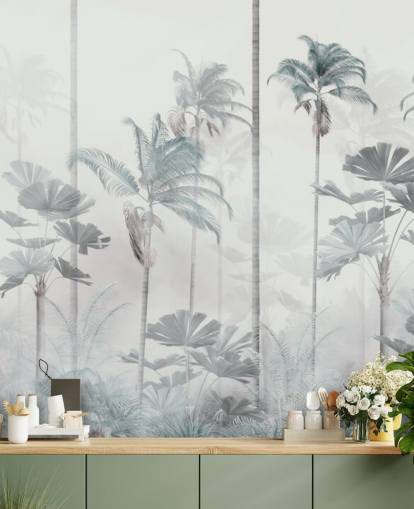 Papel pintado de fondo blanco brumoso con copas de árboles selváticos altos y apagados en azul y verde