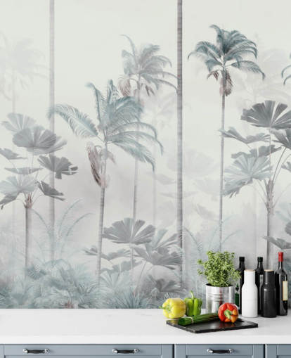 Papel pintado de fondo blanco brumoso con copas de árboles selváticos altos y apagados en azul y verde