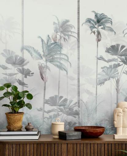 Papel pintado de fondo blanco brumoso con copas de árboles selváticos altos y apagados en azul y verde