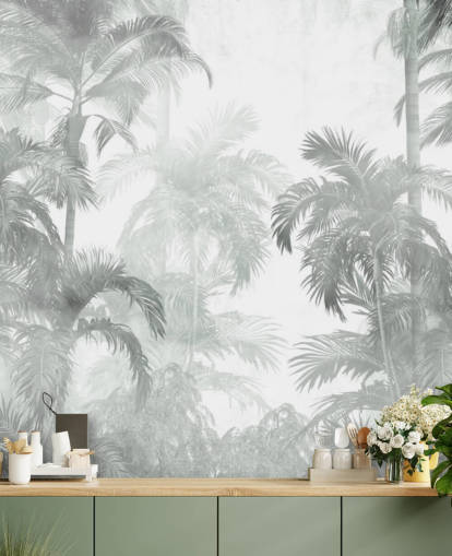 Palmiers tropicaux verts atténués avec un fond d'écran brumeux