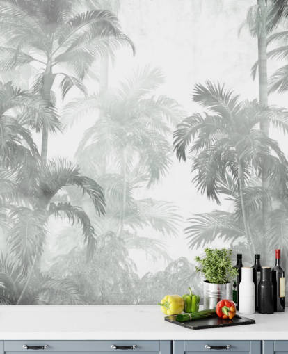 Palmiers tropicaux verts atténués avec un fond d'écran brumeux