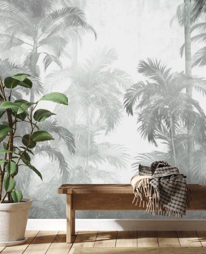 Palme tropicali verdi tenui con sfondo nebbioso