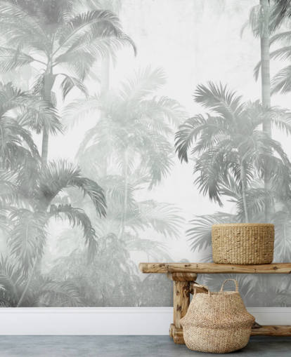 Palme tropicali verdi tenui con sfondo nebbioso Palme tropicali verdi tenui con sfondo nebbioso