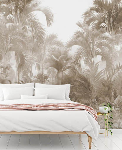 Papel pintado de selva sepia con altas palmeras de color beige con un cielo blanco