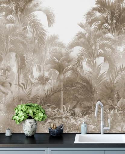 Papel de parede sépia da selva com altas palmeiras bege com um céu branco