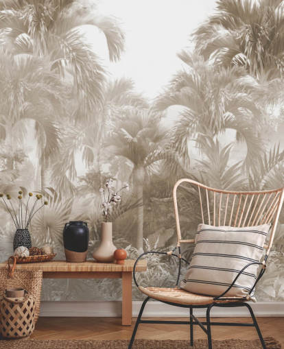 Carta da parati con giungla color seppia con alte palme beige con un cielo bianco