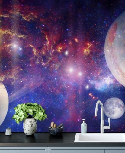 Paarse en blauwe nevelachtergrond met behang met grote planeten en sterren