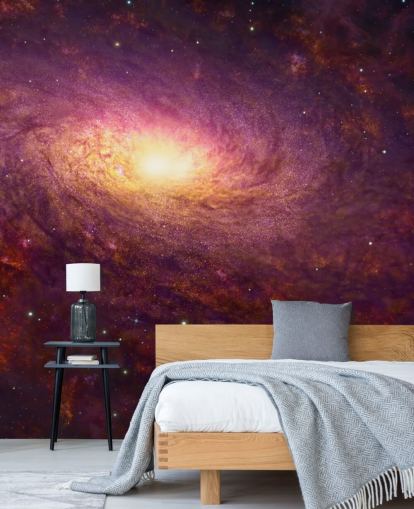 Galáxia roxa escura em espiral com redemoinhos vermelhos e estrelas com um papel de parede central brilhante