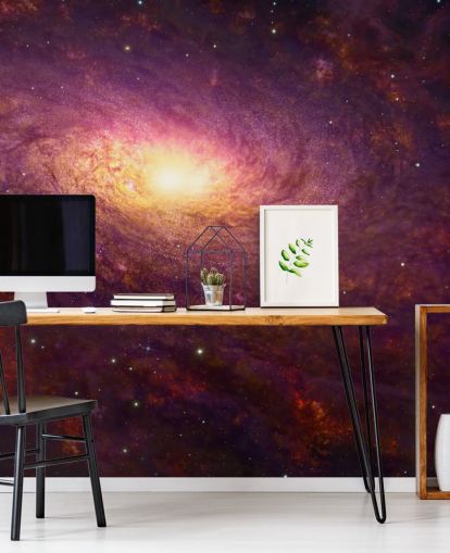 Galáxia roxa escura em espiral com redemoinhos vermelhos e estrelas com um papel de parede central brilhante