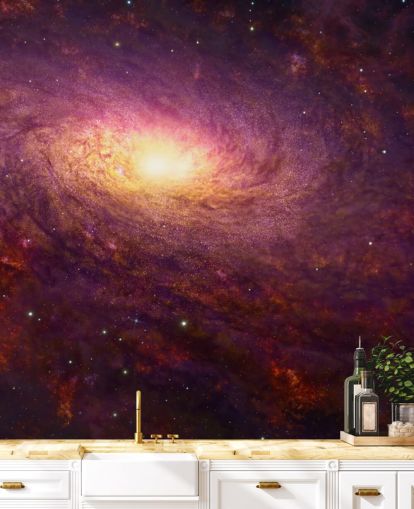 Galáxia roxa escura em espiral com redemoinhos vermelhos e estrelas com um papel de parede central brilhante