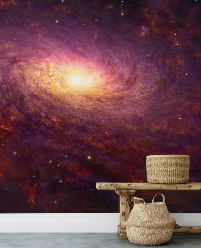 Fondo de pantalla de una galaxia en espiral de color púrpura oscuro con espirales rojas y estrellas con un centro brillante