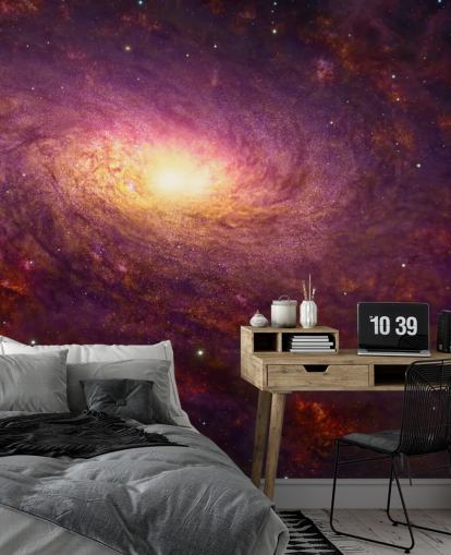 Galáxia roxa escura em espiral com redemoinhos vermelhos e estrelas com um papel de parede central brilhante