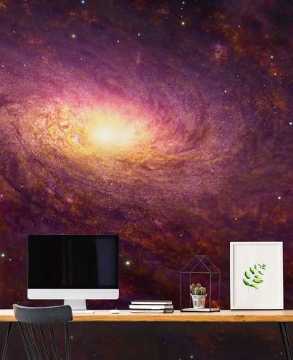 Fondo de pantalla de una galaxia en espiral de color púrpura oscuro con espirales rojas y estrellas con un centro brillante