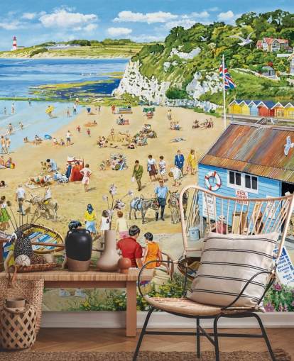 Retro-Strandszene mit einer blauen Bootshütte, goldenem Sand und blauem Meer