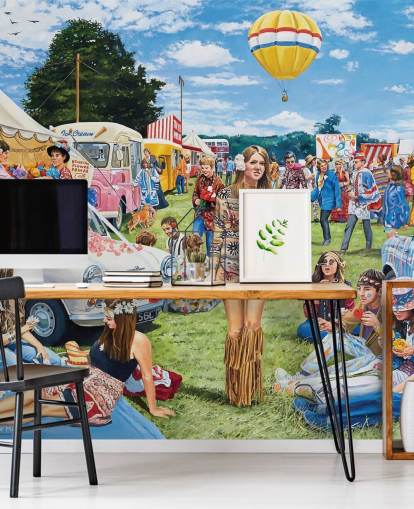 Festival con hippies al estilo de los 70 en un campo con carpas azules y blancas y carpas blancas