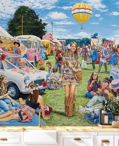 Festival com hippies ao estilo dos anos 70 em um campo com carros azuis e brancos e tendas brancas