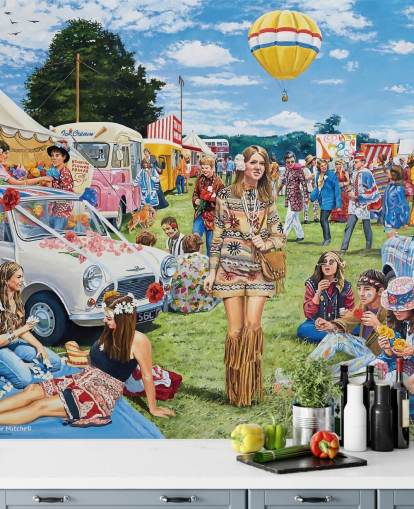 Festival mit Hippies im 70er-Jahre-Stil auf einem Feld mit blau-weißen Autos und weißen Zelten