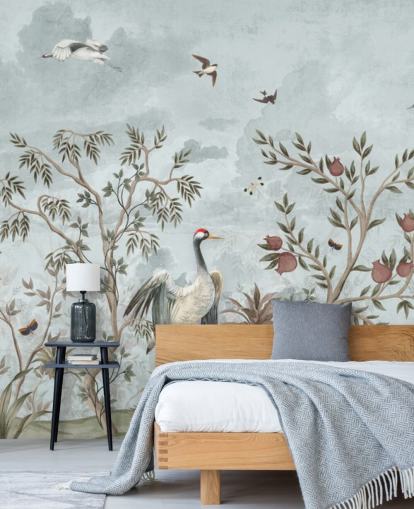 Blå, akvarelhimmel med voksende træer og vinstokke med mørkerøde roser, flyvende fugle og hvide og blå hejrenfugle i tapet i chinoiserie-stil Blå, akvarelhimmel med voksende træer og vinstokke med mørkerøde roser, flyvende fugle og hvide og blå hejrenfugle i tapet i chinoiserie-stil