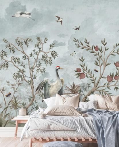 Cielo azul en acuarela con árboles y vides en crecimiento con rosas de color rosa oscuro, pájaros voladores y garcetas blancas y azules en un papel pintado estilo chinoiserie Cielo azul en acuarela con árboles y vides en crecimiento con rosas de color rosa oscuro, pájaros voladores y garcetas blancas y azules en un papel pintado estilo chinoiserie