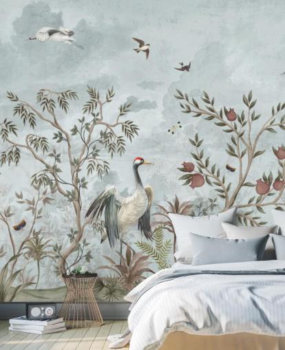 Blå, akvarell himmel med voksende trær og vinstokker med mørk rosa roser, flygende fugler og hvite og blå egret fugler i en chinoiserie stil tapet