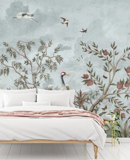 Blauer, aquarellfarbener Himmel mit wachsenden Bäumen und Weinreben mit dunkelrosa Rosen, fliegenden Vögel und weißen und blauen Reihervögeln in einer Tapete im Chinoiserie-Stil Blauer, aquarellfarbener Himmel mit wachsenden Bäumen und Weinreben mit dunkelrosa Rosen, fliegenden Vögel und weißen und blauen Reihervögeln in einer Tapete im Chinoiserie-Stil
