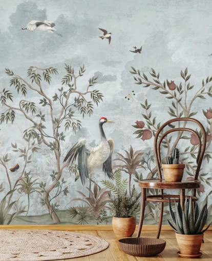 Ciel bleu à l'aquarelle avec des arbres et des vignes en croissance, des roses rose foncé, des oiseaux volants et des aigrettes blanches et bleues sur un papier peint de style chinoiserie