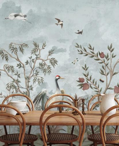 Cielo blu ad acquerello con alberi e viti in crescita con rose rosa scuro, uccelli volanti e aironi bianchi e blu in una carta da parati in stile cinese Cielo blu ad acquerello con alberi e viti in crescita con rose rosa scuro, uccelli volanti e aironi bianchi e blu in una carta da parati in stile cinese