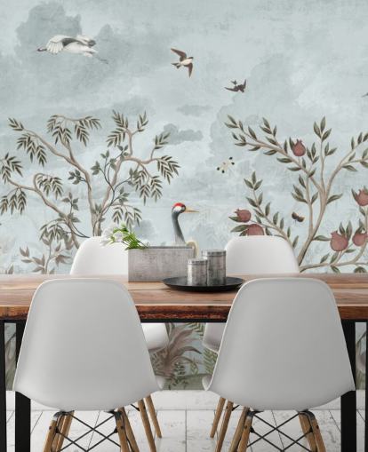 Blauer, aquarellfarbener Himmel mit wachsenden Bäumen und Weinreben mit dunkelrosa Rosen, fliegenden Vögel und weißen und blauen Reihervögeln in einer Tapete im Chinoiserie-Stil