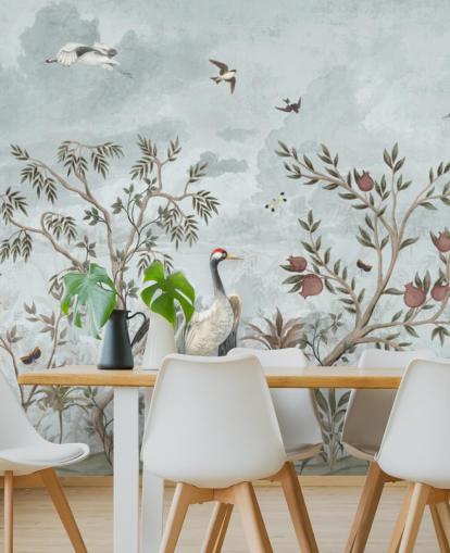 Blå, akvarell himmel med voksende trær og vinstokker med mørk rosa roser, flygende fugler og hvite og blå egret fugler i en chinoiserie stil tapet