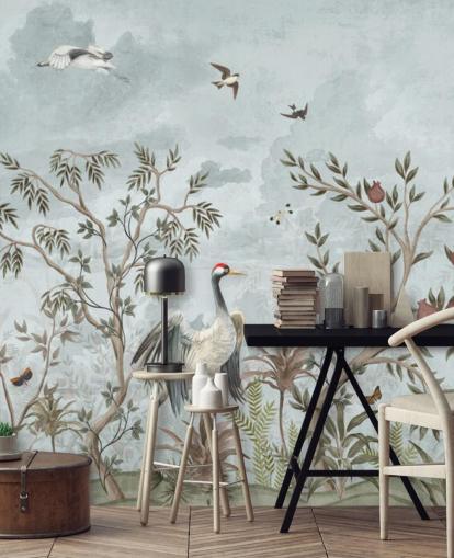 Blauwe aquarelhemel met groeiende bomen en wijnstokken met donkerroze rozen, vliegende vogels en witte en blauwe zilverreigers in behang in chinoiserie-stijl