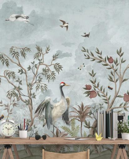 Cielo azul en acuarela con árboles y vides en crecimiento con rosas de color rosa oscuro, pájaros voladores y garcetas blancas y azules en un papel pintado estilo chinoiserie