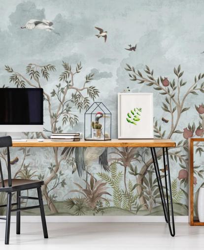 Ciel bleu à l'aquarelle avec des arbres et des vignes en croissance, des roses rose foncé, des oiseaux volants et des aigrettes blanches et bleues sur un papier peint de style chinoiserie