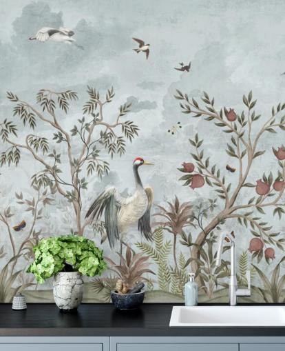 Ciel bleu à l'aquarelle avec des arbres et des vignes en croissance, des roses rose foncé, des oiseaux volants et des aigrettes blanches et bleues sur un papier peint de style chinoiserie