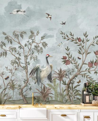 Blå, akvarell himmel med voksende trær og vinstokker med mørk rosa roser, flygende fugler og hvite og blå egret fugler i en chinoiserie stil tapet