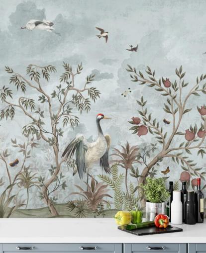 Blauer, aquarellfarbener Himmel mit wachsenden Bäumen und Weinreben mit dunkelrosa Rosen, fliegenden Vögel und weißen und blauen Reihervögeln in einer Tapete im Chinoiserie-Stil