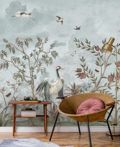 Cielo azul en acuarela con árboles y vides en crecimiento con rosas de color rosa oscuro, pájaros voladores y garcetas blancas y azules en un papel pintado estilo chinoiserie